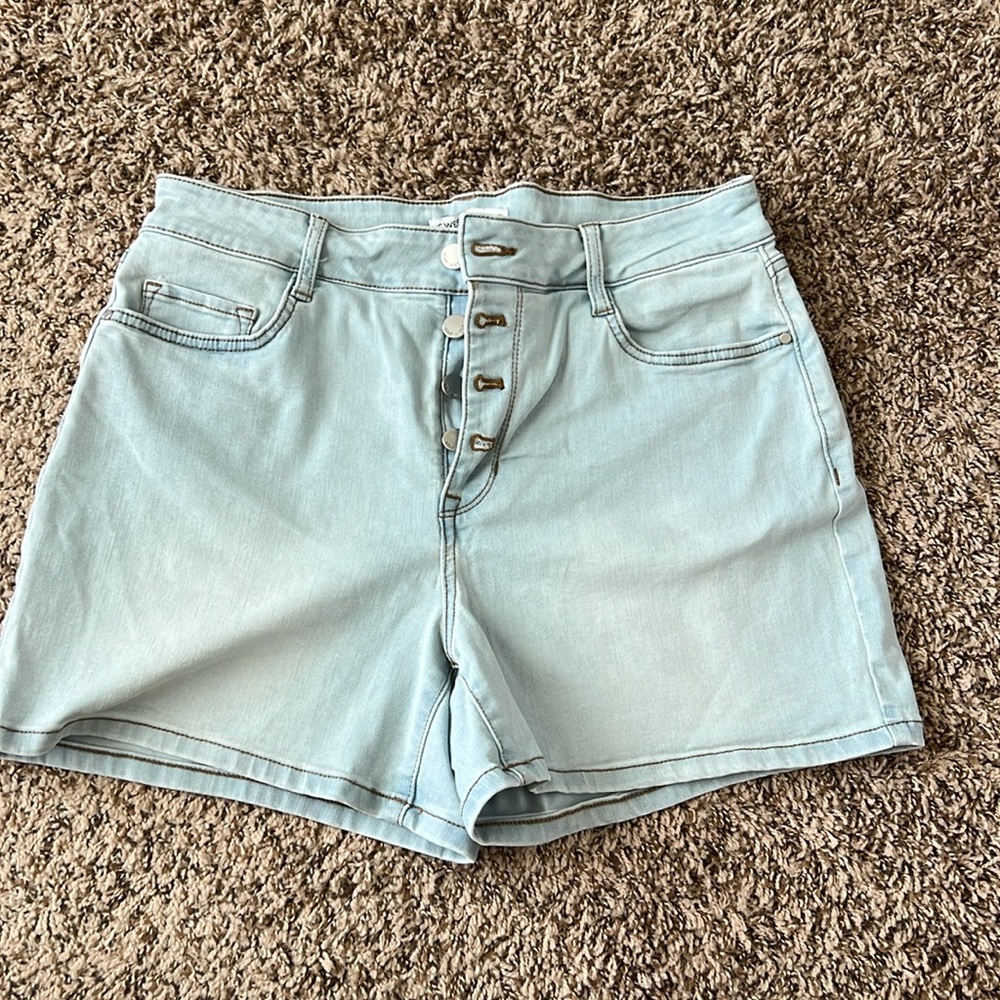 Nine West like new button up light denim shorts